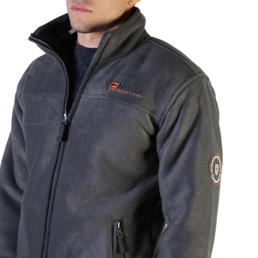 Geographical Norway - Usine_man_dgrey-black