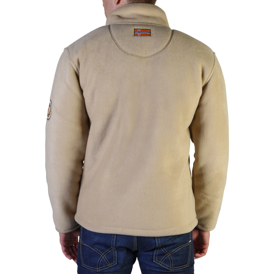 Geographical Norway - Usine_man_camel-brown