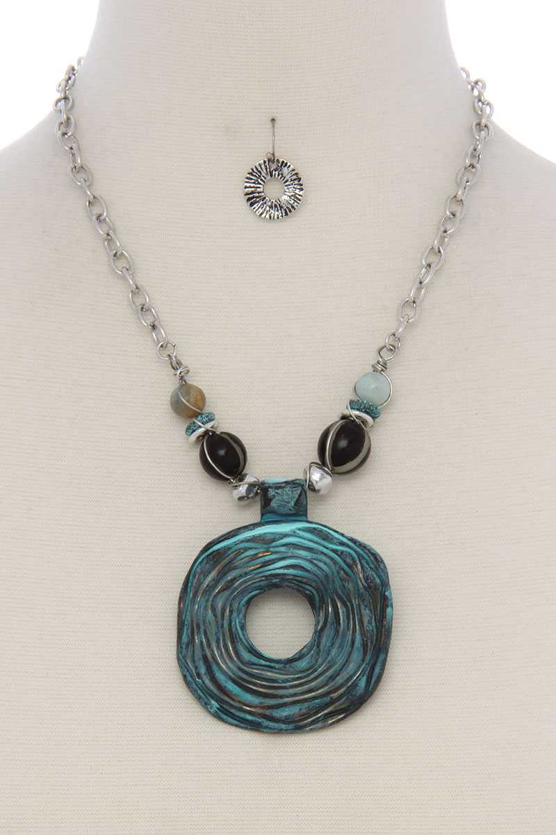 Cutout circle beaded short necklace